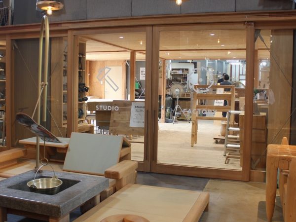 ガラス扉の奥のスタジオで、数ヶ月に一度木工のワークショップを開催。DIY用のレンタルスペースにもなり、プロ用電動工具が使い放題で1人1日1,100円。追加料金を払えば、工場で働く職人のサポートも受けられる