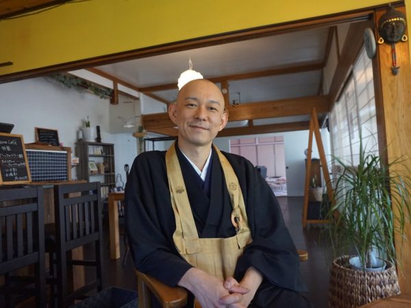 松庵寺の山門をくぐると本堂や墓地がある。カフェは本堂の裏にあり、路地に面していて、境内を経ず直接入ることができる