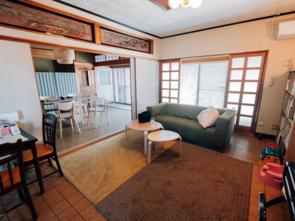 うみべのいえリビングの外観。正面から見ると、お菓子屋さんの店舗となっている