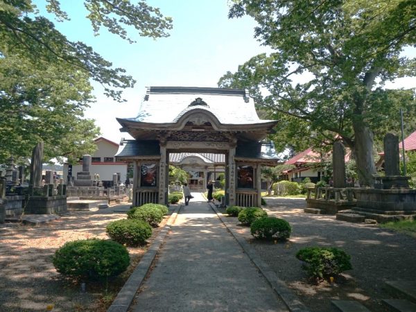 松庵寺の山門をくぐると本堂や墓地がある。カフェは本堂の裏にあり、路地に面していて、境内を経ず直接入ることができる