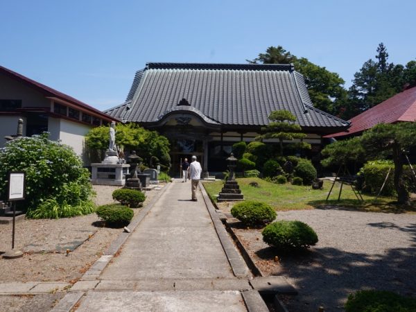 松庵寺。旧羽州街道から階段を上がっていくと境内が広がる