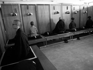 曹洞宗の坐禅は、壁側を向いて行う