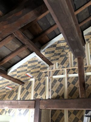 既存の窓枠はそのままに、内窓としてガラス窓を取り付けた