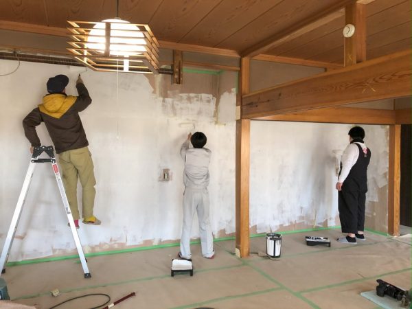 壁のペンキ塗りは友人が手伝ってくれた