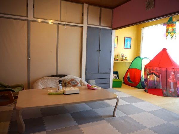 壁のペンキ塗りは友人が手伝ってくれた