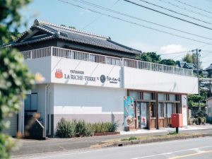 うみべのいえリビングの外観。正面から見ると、お菓子屋さんの店舗となっている