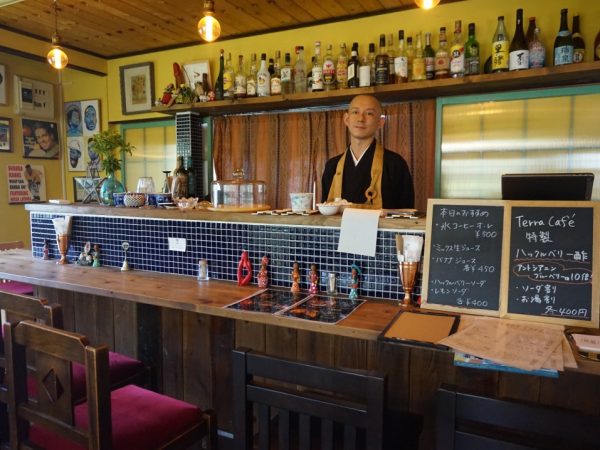 バーカウンター、円卓、大テーブル、そしてソファーと、バラエティーな雰囲気。手作り感が心地よい