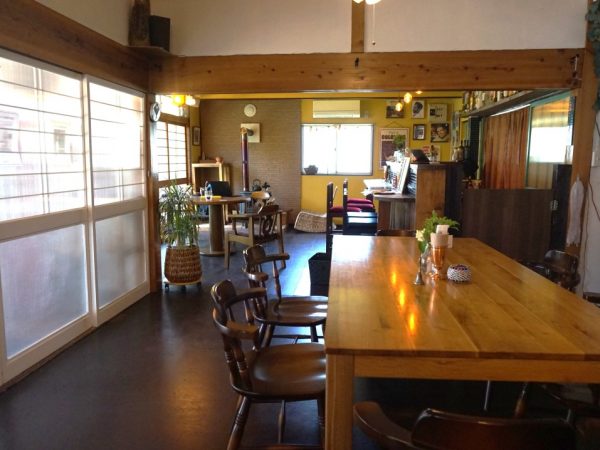 バーカウンター、円卓、大テーブル、そしてソファーと、バラエティーな雰囲気。手作り感が心地よい