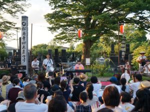 真夏に開催される「松庵寺郷土まつり」では、副住職も参加し墓地をバックに音楽で盛り上がる