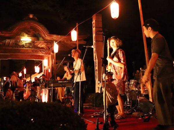 真夏に開催される「松庵寺郷土まつり」では、副住職も参加し墓地をバックに音楽で盛り上がる