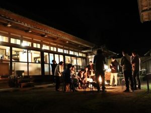 焚火会には地域住民や宿泊者が集まる。立派な建物に焚火が映える（画像提供：山猫堂）