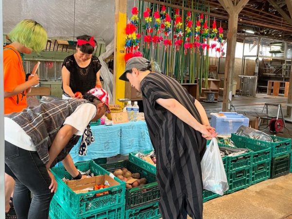 金城夜市の様子。昭和レトロのようでもありアジアのような雰囲気もある中で、人々は思い思いに楽しんでいる（写真提供：小田井さん）