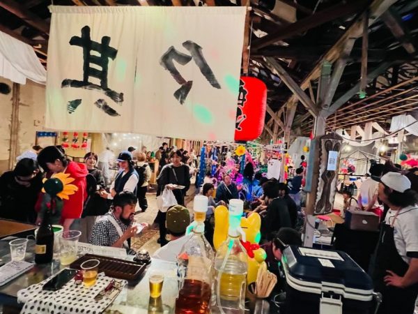 金城夜市の様子。昭和レトロのようでもありアジアのような雰囲気もある中で、人々は思い思いに楽しんでいる（写真提供：小田井さん）