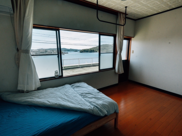 うみべのいえリビングの外観。正面から見ると、お菓子屋さんの店舗となっている