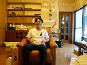 合同会社Renovate Japan代表 甲斐隆之さん。幼少期に母子家庭となり遺族年金に助けられた経験や、小学生時代にカナダ生活で差別を受けた経験など、自身もマイノリティとしての立場を経験している