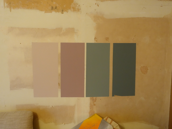 壁の試し塗りの様子。家主の意向を取り入れた色のチョイスとなっている