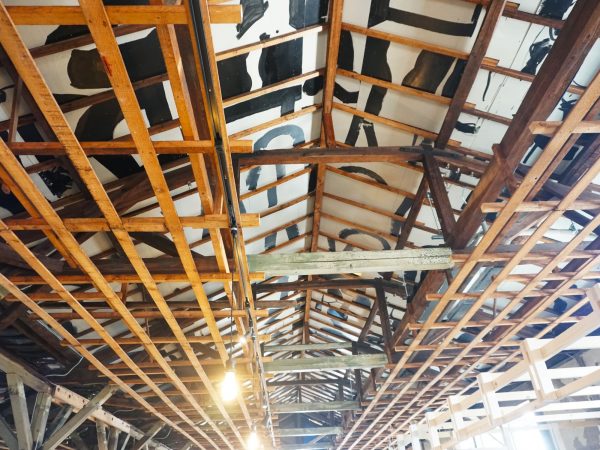 市場の物が雑然と残る改装前の様子。窓もなく薄暗かった（写真提供：小田井さん）