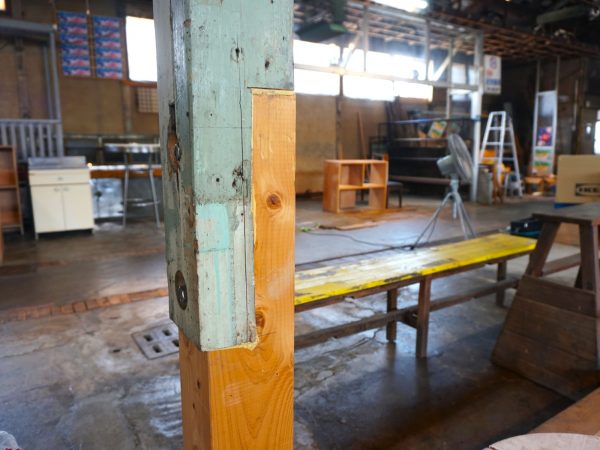 市場の物が雑然と残る改装前の様子。窓もなく薄暗かった（写真提供：小田井さん）