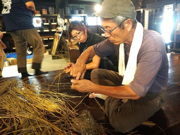 わらで縄を作るワークショップ。茅葺き屋根はこのようなわら縄で縛って固定する