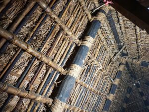 三州足助屋敷にある茅葺き屋根の天井裏。ここは竹で土台を組んでいるが、地域によって素材は変わる