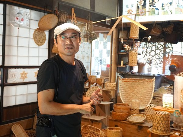 三州足助屋敷にある茅葺き屋根の天井裏。ここは竹で土台を組んでいるが、地域によって素材は変わる