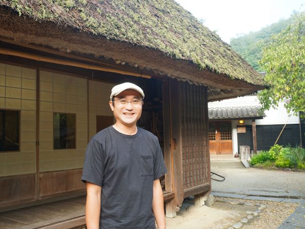 わらで縄を作るワークショップ。茅葺き屋根はこのようなわら縄で縛って固定する