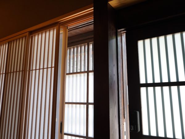 既存の窓枠はそのままに、内窓としてガラス窓を取り付けた