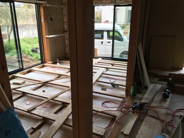 町を紹介する各種パンフレット。地域で活躍する人たちが紹介されている