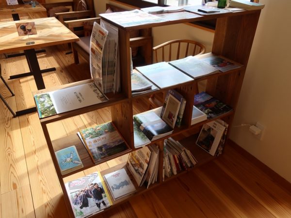 町を紹介する各種パンフレット。地域で活躍する人たちが紹介されている