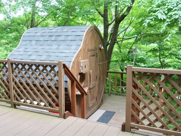 しばらく空いていた別荘を改装、使えるようにした上、庭にバレルサウナを設置した例