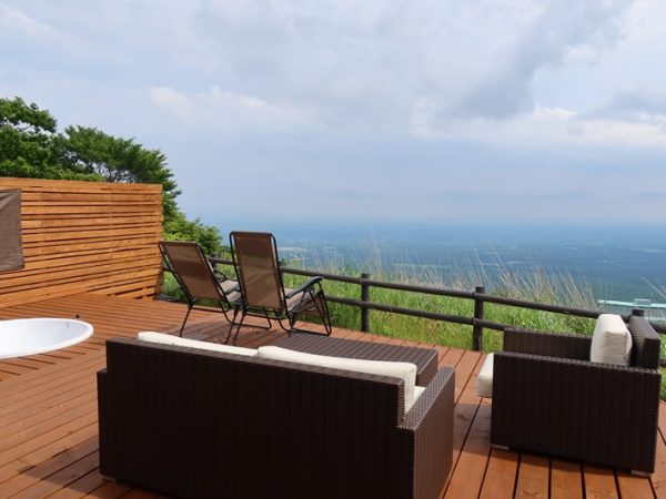 トレーラーハウスを利用した貸別荘。建物の足元を見ると車であること、仮設されていることが分かる