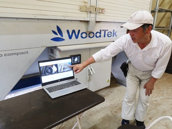 超小型バイオマス熱電併給設備のある建物。右側に見えているウッドチップを燃料にして発電と熱供給を行っている