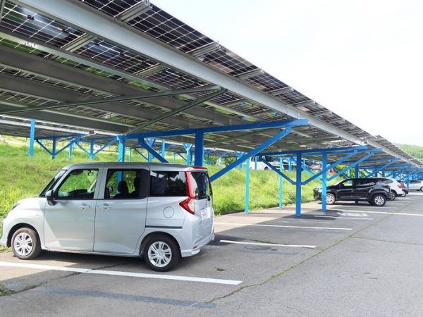 駐車場の屋根に太陽光パネル。賢明なやり方である