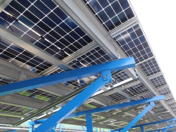 駐車場の屋根に太陽光パネル。賢明なやり方である