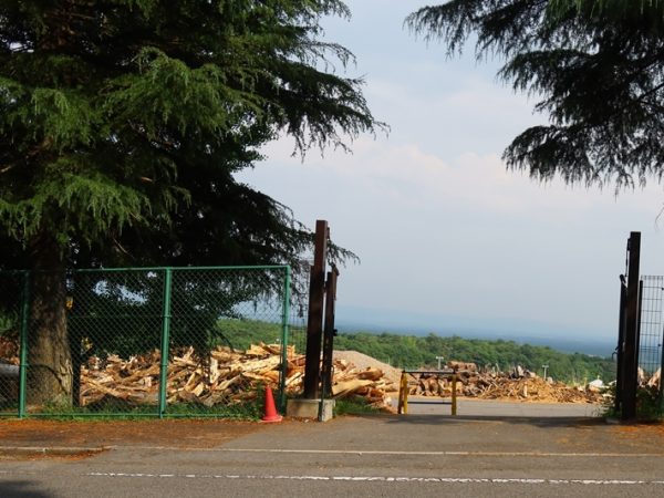 超小型バイオマス熱電併給設備のある建物。右側に見えているウッドチップを燃料にして発電と熱供給を行っている