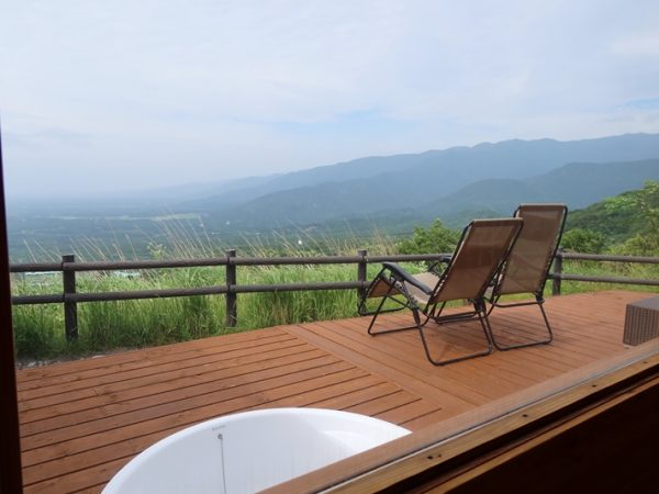 トレーラーハウスを利用した貸別荘。建物の足元を見ると車であること、仮設されていることが分かる