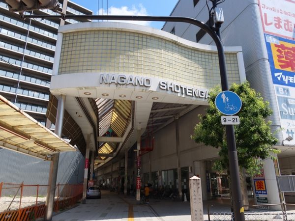 目をつけた土地は駅側の商店街入口のすぐ脇。道を挟んで向かいには大型商業施設ノバティながのがある