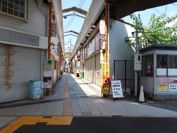 この通りの右側に私設公園AKICHIDE PARKがある