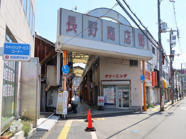 河内長野駅の前にある商店街入口にある高野街道のモニュメント