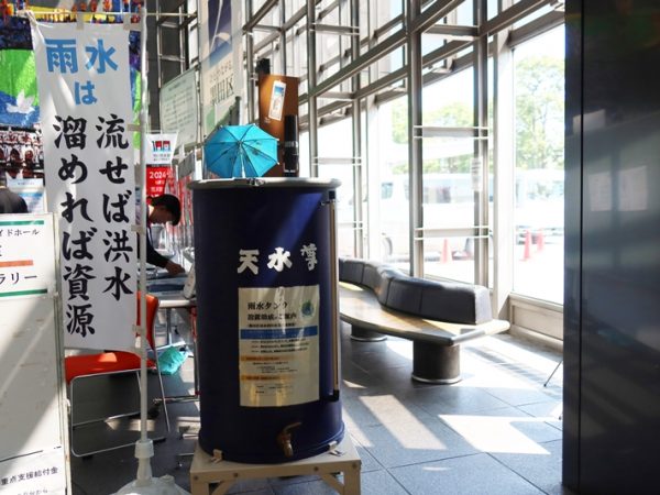 区役所と隣接する、すみだリバーサイドホールが舞台となった。入り口にはポスター等の展示も