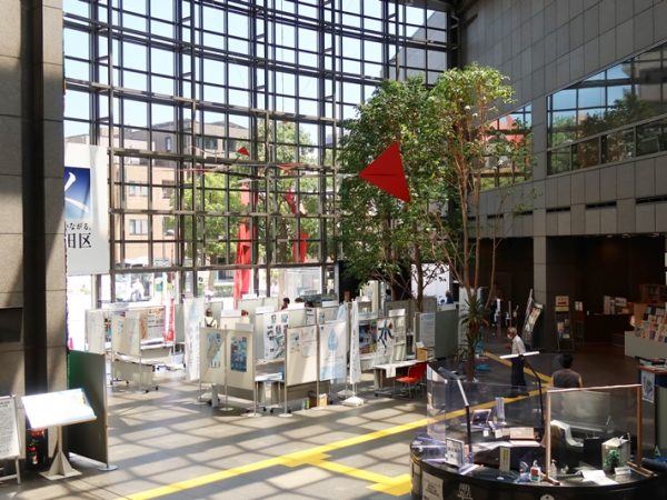 区役所と隣接する、すみだリバーサイドホールが舞台となった。入り口にはポスター等の展示も