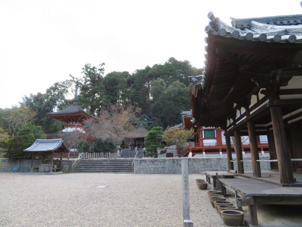 河内長野駅の前にある商店街入口にある高野街道のモニュメント