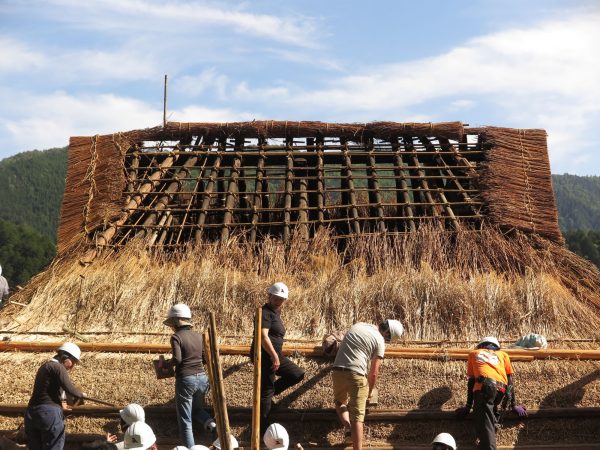 美山でのワークショップの様子。参加者みんなで茅葺き屋根にのぼった（写真提供：立松さん）