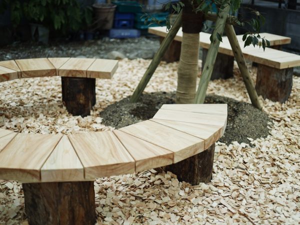 この通りの右側に私設公園AKICHIDE PARKがある