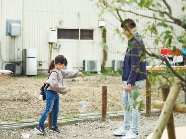 この通りの右側に私設公園AKICHIDE PARKがある