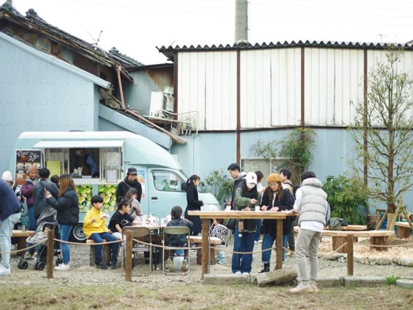 コンパクトな私設公園AKICHIDE PARK。小さい空間ながら思った以上に使われているとか