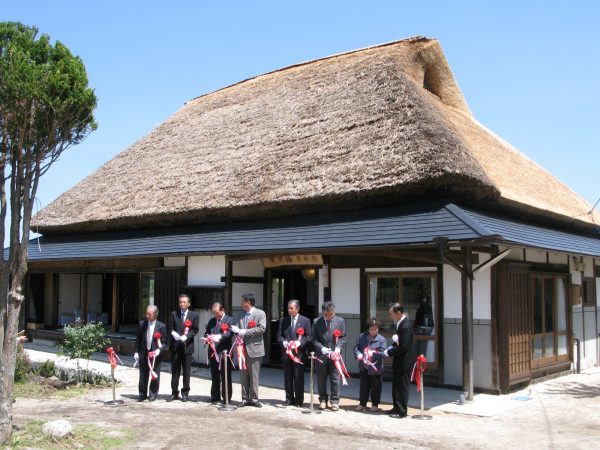 美山でのワークショップの様子。参加者みんなで茅葺き屋根にのぼった（写真提供：立松さん）