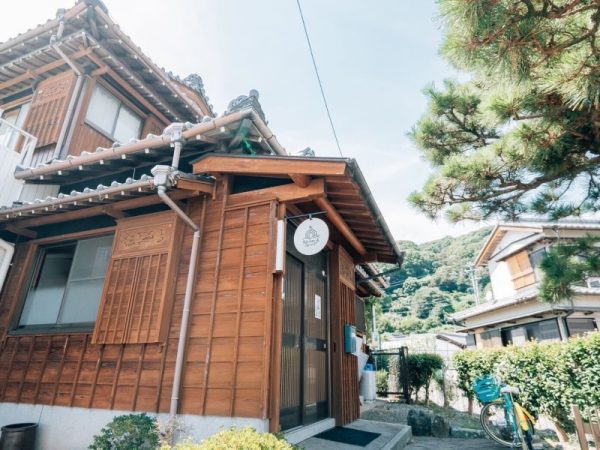 うみべのいえリビングの外観。正面から見ると、お菓子屋さんの店舗となっている