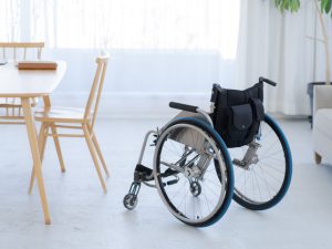 祖父母宅は一戸建てのため家族の介助が必要だったそうだが、現在住んでいるバリアフリー化された市営住宅では、自分のことはすべて自分でできるようになったのが住み替えでよかったことのひとつだそう（画像はイメージ）