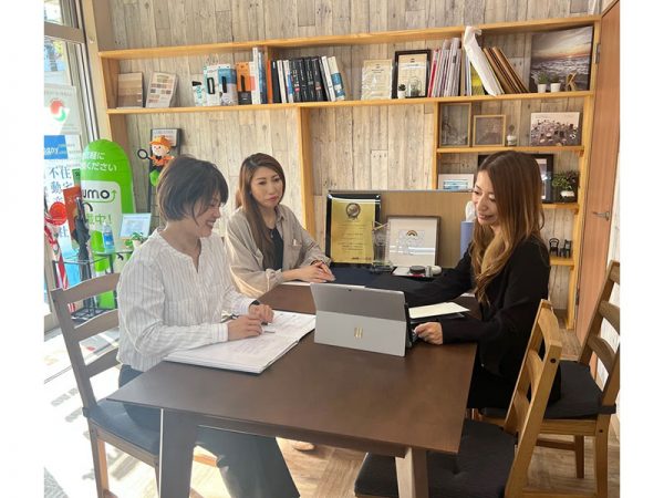 和気あいあいとした雰囲気の社内。業務を能率よく進める中でも、コミュニケーションを大切にしているという